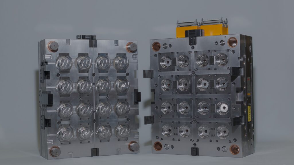 Single cavity vs. multi cavity injection molding Hero